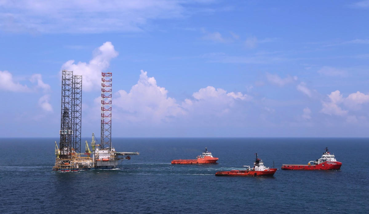 Các công trình dầu khí trên biển - Ảnh Vương Thái.