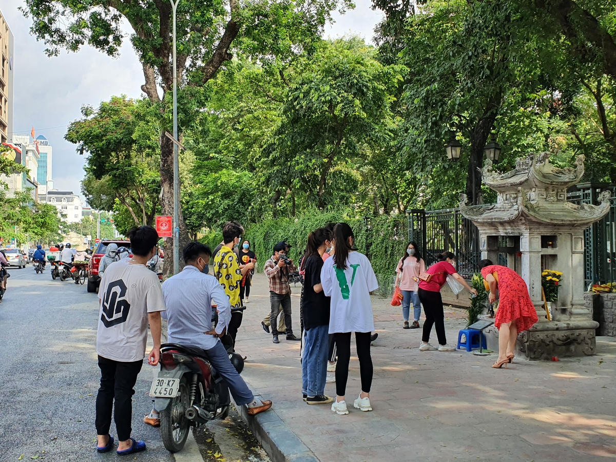 Hầu hết những người đến đây đều dâng lễ tại bia Hạ Mã ở hai bên khu Tiền án của di tích Văn Miếu - Quốc Tử Giám.