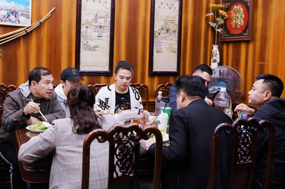 Duy Khánh ăn cơm cùng gia đình nhà Táo. 