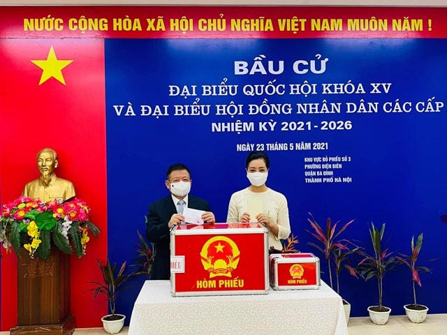 Vợ chồng nhạc sĩ Đỗ Hồng Quân và diễn viên Chiều Xuân tham gia bầu cử.