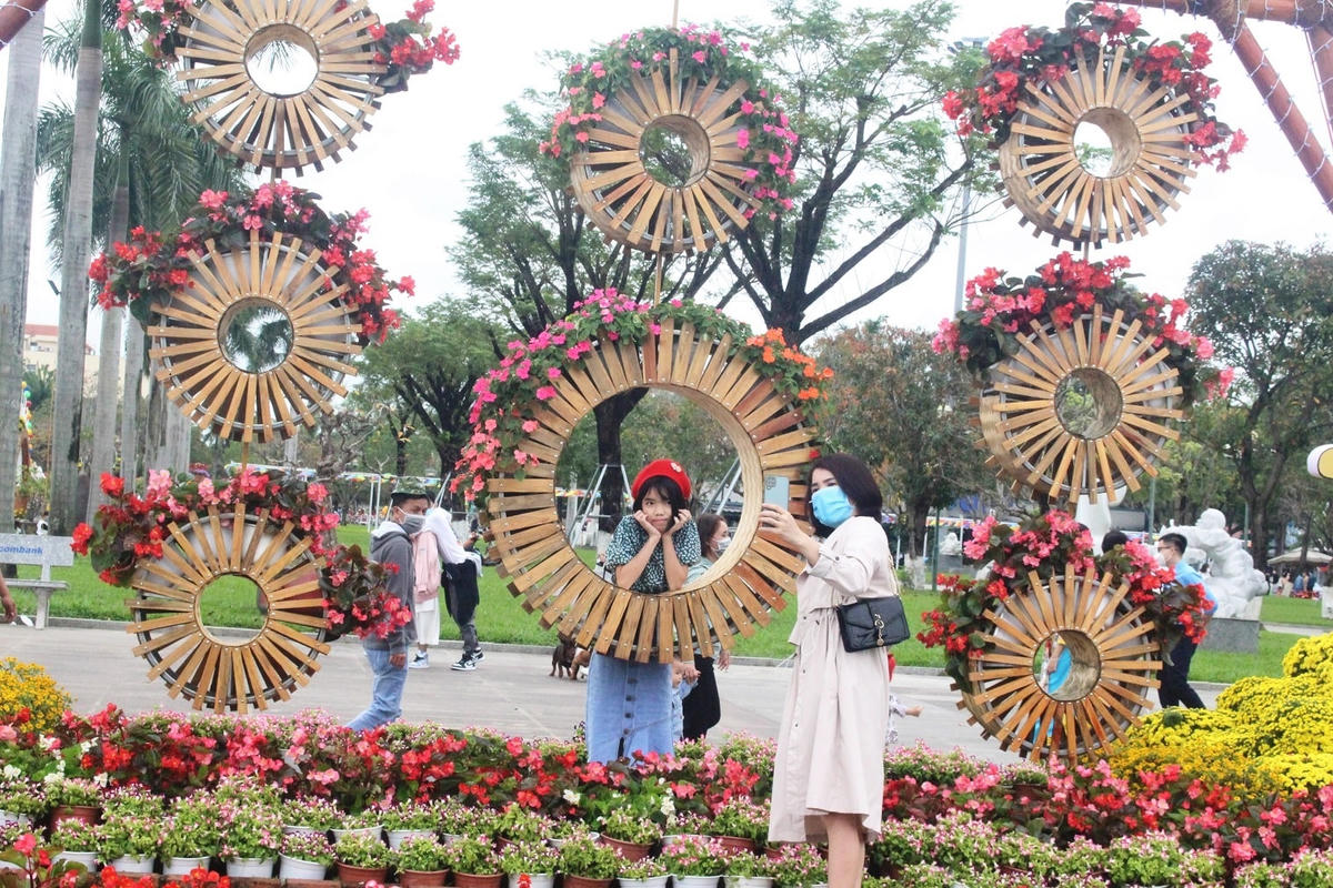 Nhiều người du xuân, chụp ảnh lưu niệm đầu năm mới.