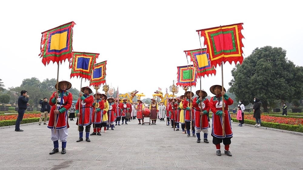 Nhà sử học Lê Văn Lan đánh giá đây là một nghi lễ rất quan trọng từ thời Lý, Trần, Lê, được tiến hành vào ngày lập xuân. Trong đó, con trâu gắn liền với tháng Chạp, tháng cuối của mùa đông năm cũ. Trong nghi lễ, người ta đánh vào con trâu đất để tượng trưng cho việc đánh những cũ kỹ, lạnh giá và đón Xuân. (Ảnh: Vietnam+).