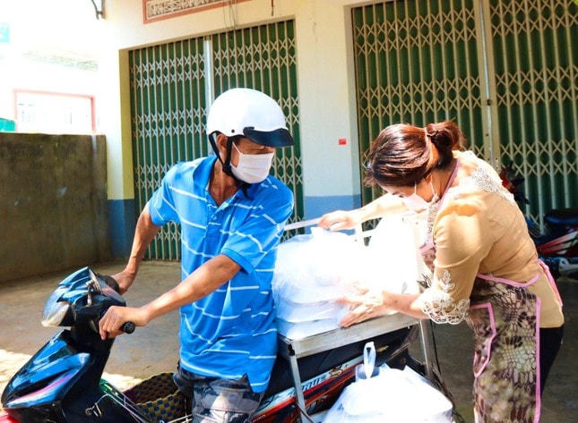 Các thành viên trong gia đình bà Yêu chia nhau giao cơm đến khu cách ly