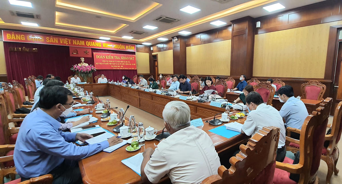 Quanh cảnh buổi làm việc tại tỉnh Vĩnh Long.