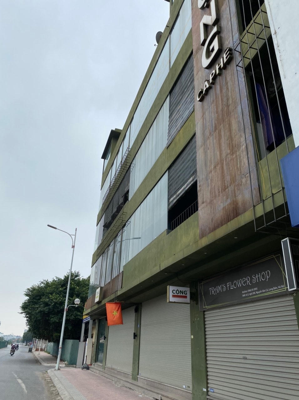 Một quán cafe Cộng khác bên phía quận Long Biên đóng cửa, thực hiện nghiêm quy định phòng chống dịch Covid-19. Ảnh: Lan Anh. 