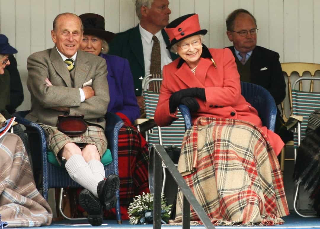 Nữ hoàng Elizabeth II và Hoàng tử Philip cùng xem các trò chơi trong Lễ hội Cao nguyên Braemar hàng năm, năm 2008.