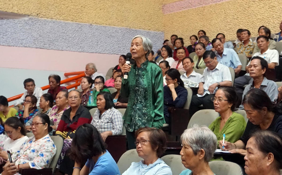 Cử tri kiến nghị giải quyết sai phạm ở Thủ Thiêm tại buổi tiếp xúc cử tri của đoàn ĐBQH TP HCM. Ảnh: TTXVN.