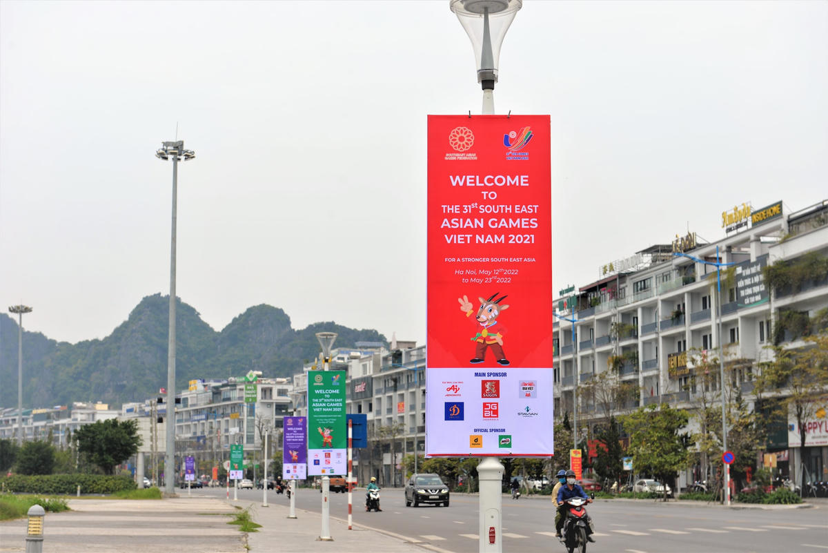 Ban Tổ chức SEA Games của Quảng Ninh đã treo trên 500 cờ phướn in logo SEA Games; 80 bộ pa-nô tại các địa điểm thi đấu và dọc các tuyến đường chính trên địa bàn tỉnh.