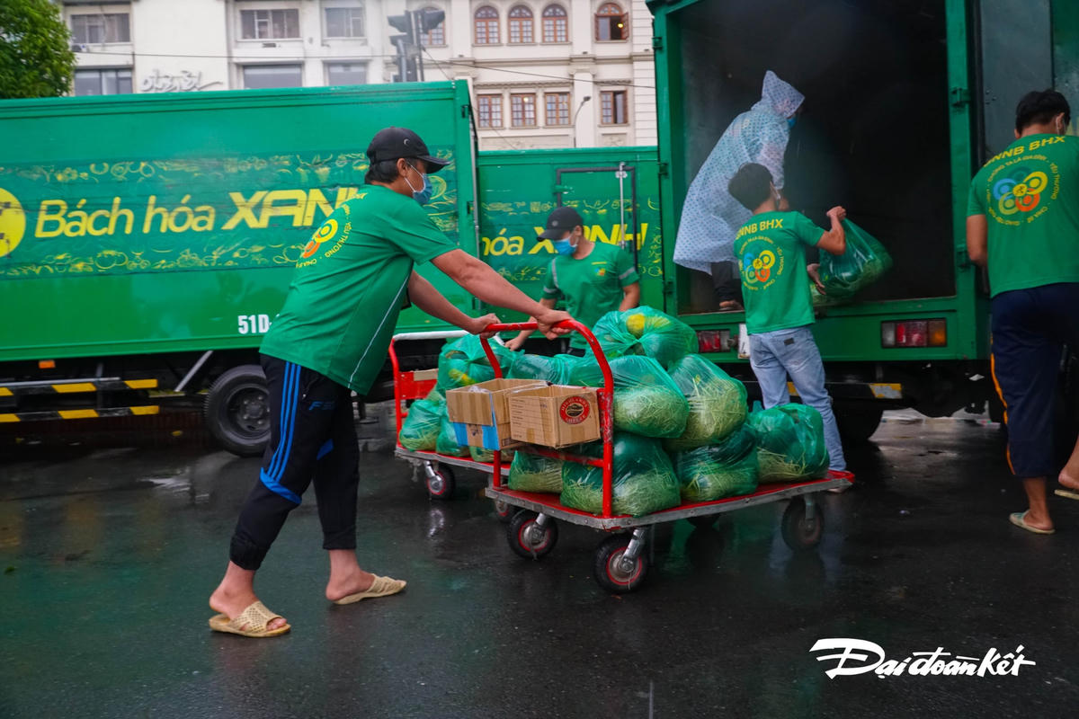 Quá trình vận chuyển hàng hóa lên xe được thực hiện khẩn trương.