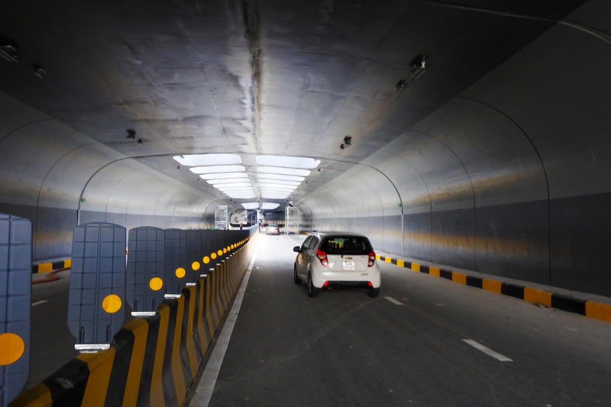 Phương tiện lưu thông thử nghiệm qua hầm chui của Cụm nút giao thông.  