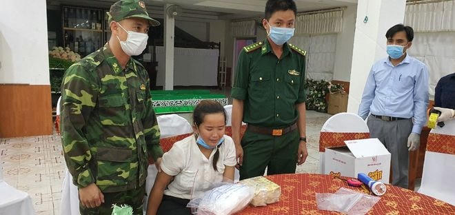 Đối tượng Lê Thị Hồng Ngọc cùng tang vật là 2 kg ma túy dạng đá. Ảnh: M.K.