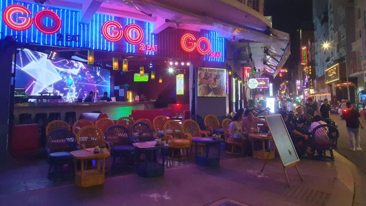 Nhiều quán bar trưng bảng giảm giá nhưng cũng không thu hút được khách.