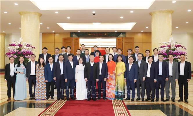 Thường trực Ban Bí thư Trần Quốc Vượng với các Thầy thuốc trẻ Việt Nam tiêu biểu. Ảnh: Phương Hoa/TTXVN.