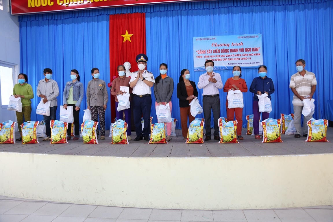 CSB2 tăng quà cho ngư dân xã Bình Thạnh.