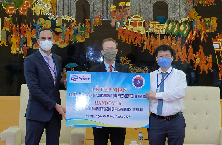TS Trương Quốc Cường, Thứ trưởng Bộ Y tế tiếp nhận tượng trưng 97.110 liều vaccine phòng Covid-19 của Pfizer từ Ngài Christopher Klein- Đại diện lâm thời Đại sứ quán Mỹ tại Việt Nam và ông John Paul Pullicino,, Tổng Giám đốc Công ty TNHH Pfizer Việt Nam. Nguồn: Trần Minh.