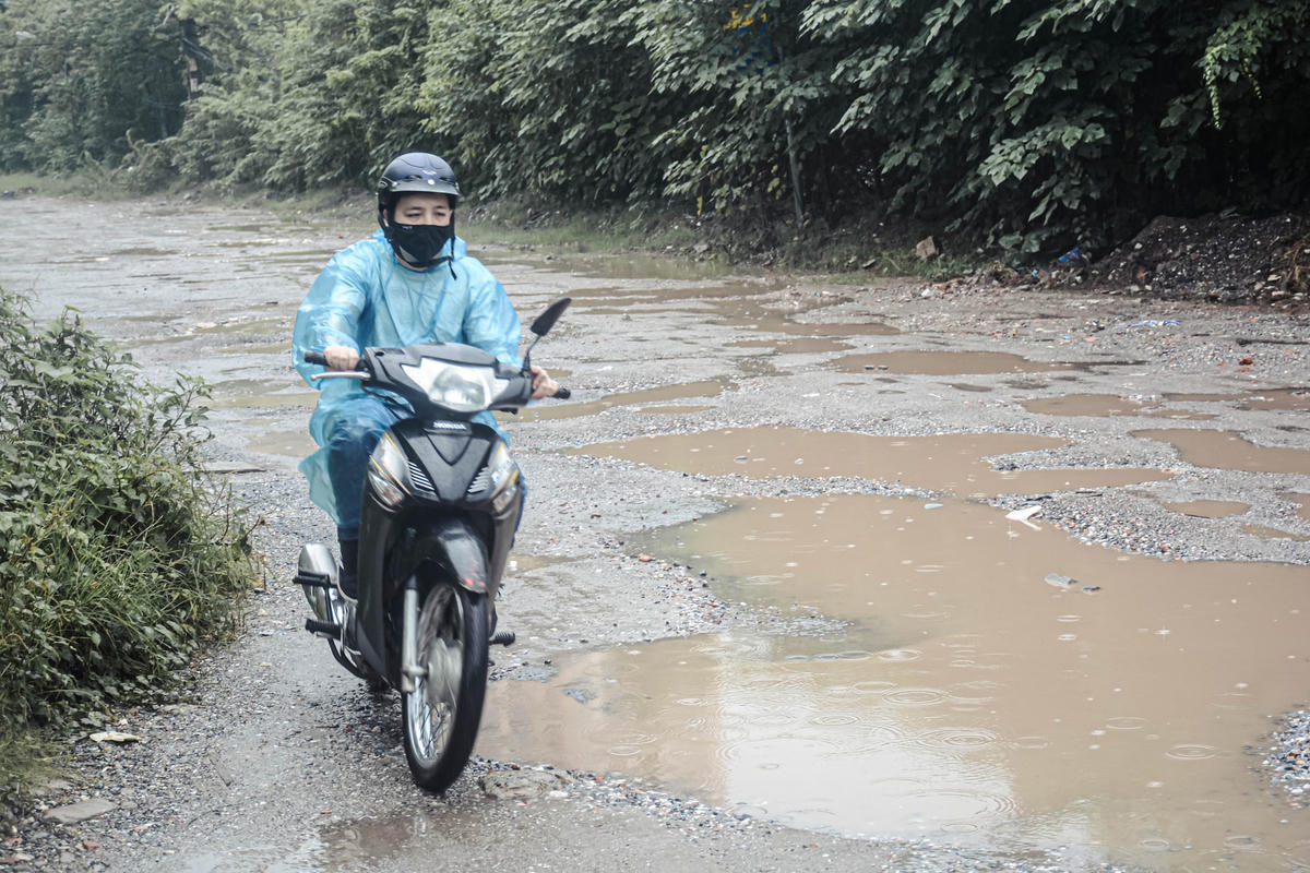 Người dân rất khó khăn, vất vả tránh né mới có thể di chuyển qua đoạn đường có chiều dài khoảng 500 m mà không ngã hay ngập nước.