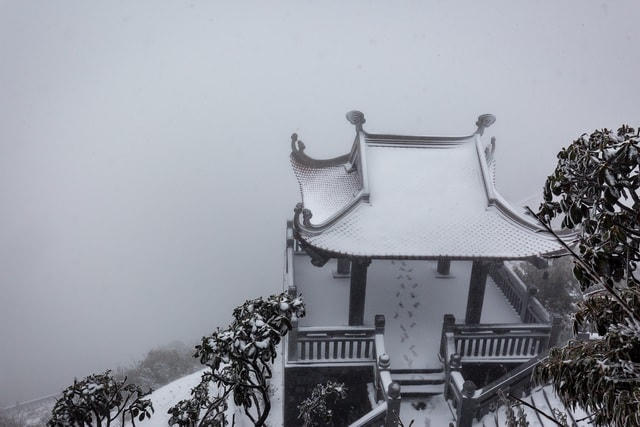 Những bông tuyết phủ trắng khu vực Quần thể tâm linh Fansipan Legend và khu vực sàn cột cờ của Nóc nhà Đông Dương.