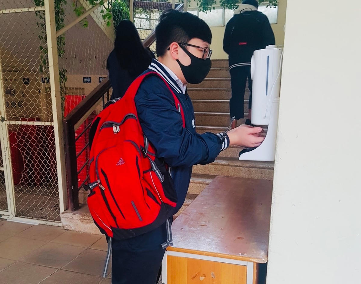 Theo Đào Thị Hồng Hạnh, Hiệu trưởng Trường THCS Bế Văn Đàn, sau thời gian trở lại trường học, học sinh nhà trường đã thành thạo và thực hiện nghiêm quy tắc phòng, chống dịch.