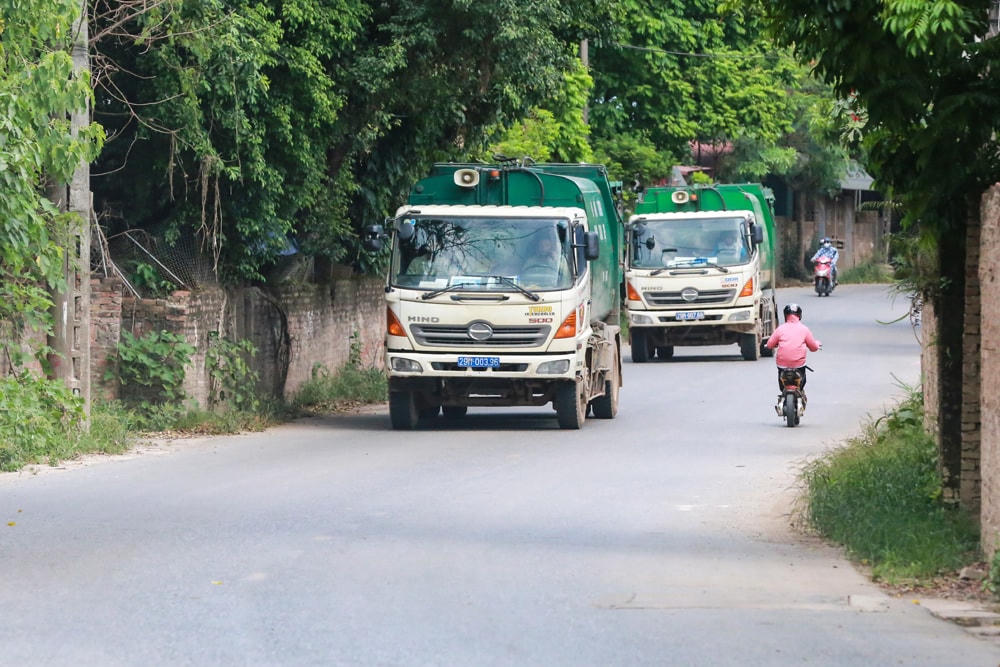 Con đường vào khu liên hợp xử lý rác Sóc Sơn đã thuận tiện khi người dân gỡ bỏ rào chắn.