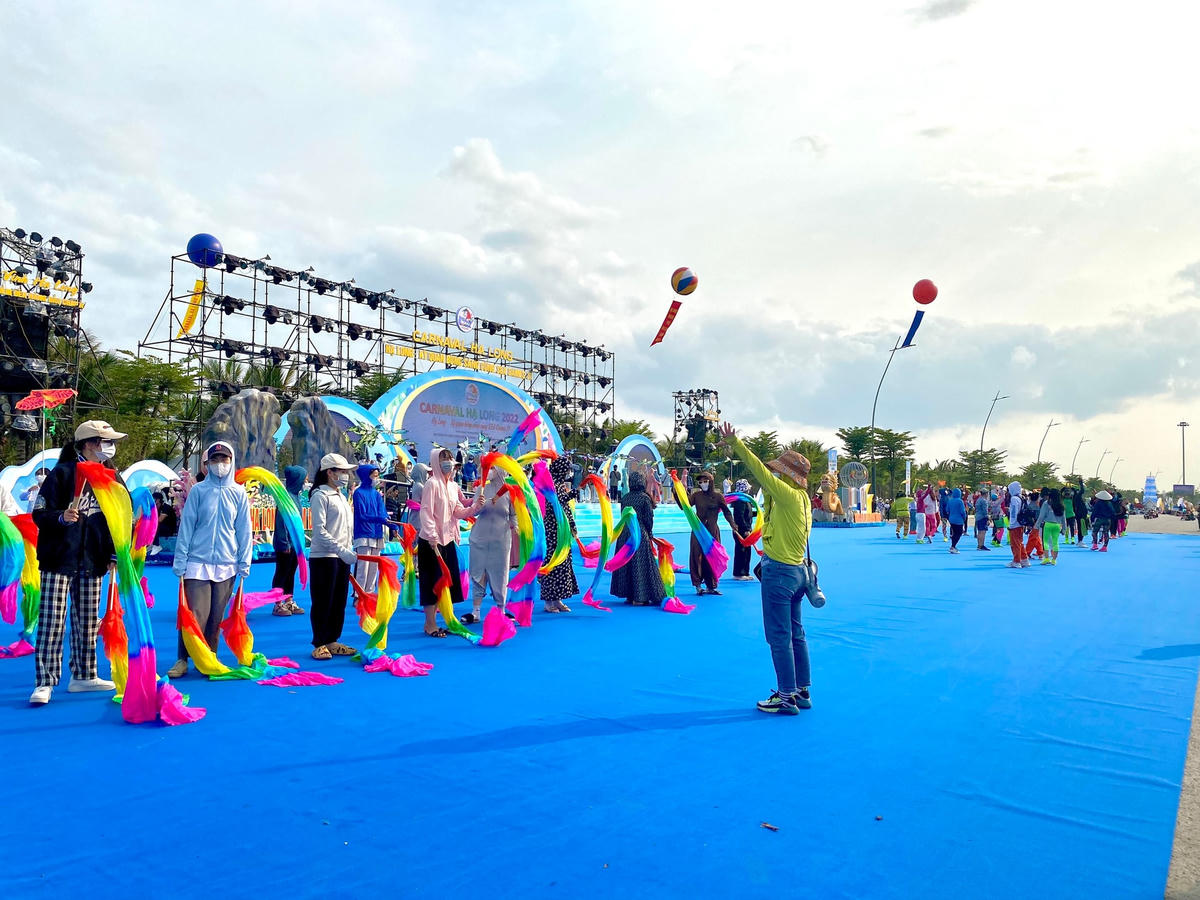 Các diễn viên đang “tất bật” luyện tập lần cuối để sẵn sàng cho màn đại trình diễn Carnaval Hạ Long vào tối nay (29/4).