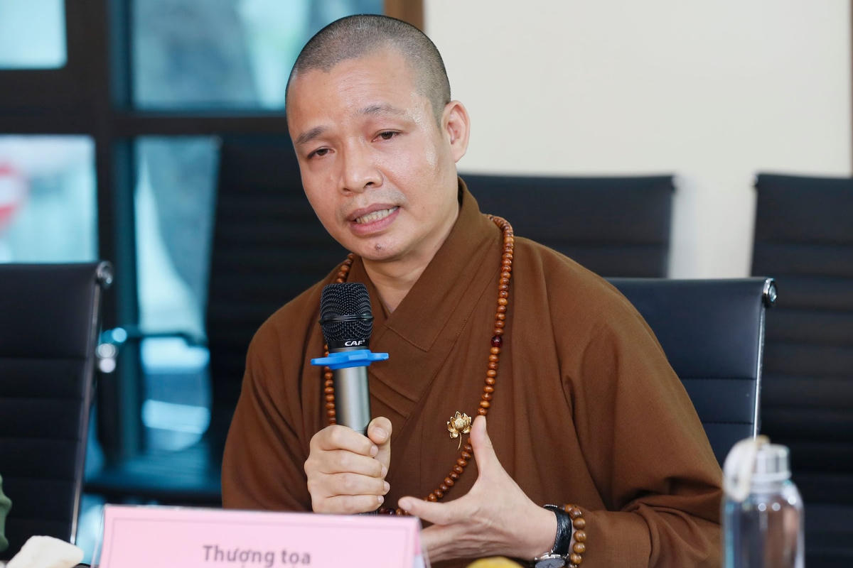 Thượng tọa Thích Minh Quang chia sẻ tại tọa đàm. Ảnh: Quang Vinh.