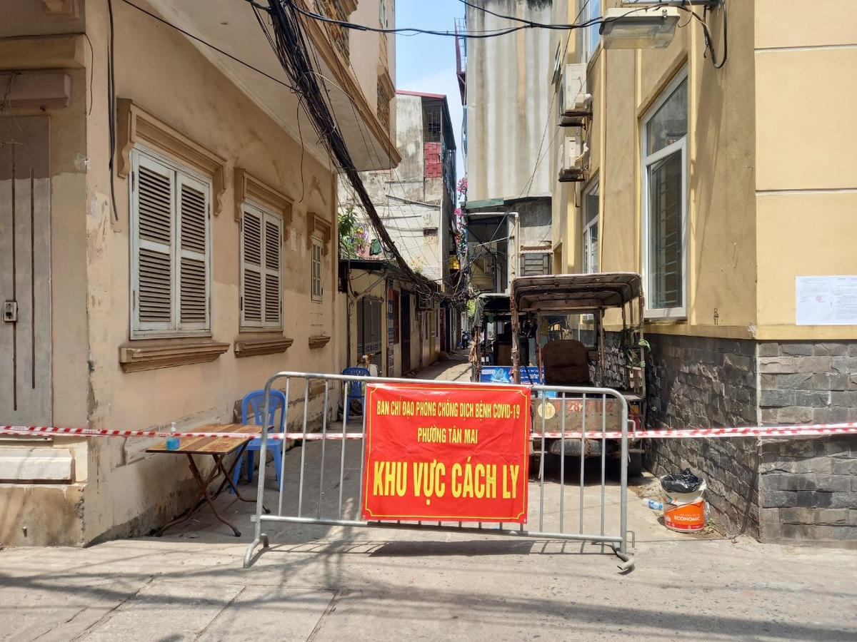 Ở phía đầu ngõ, rào chắn đã được dựng, ghi rõ khu vực cách ly. 
