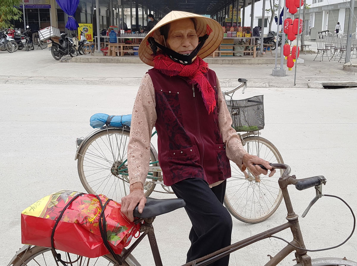 Bà Đỗ Thị Tơ, trú tại thôn 1, xã Xuân Lập, huyện Thọ Xuân không dấu được cảm xúc khi kể về gia cảnh của mình.