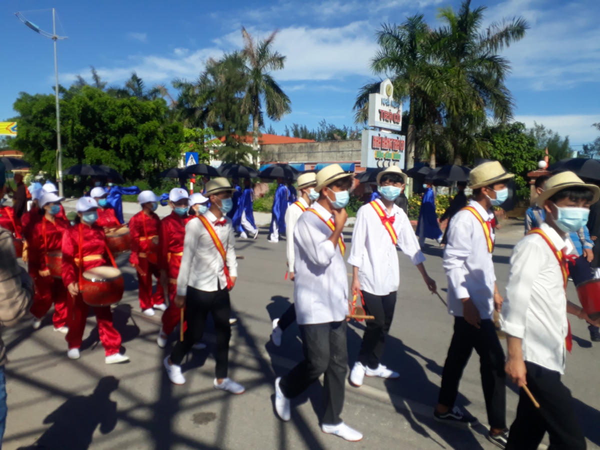 Đám rước "Ông Voi" có quy mô hoành tráng vs sự tham gia của đông đảo người dân. Tại lễ hội năm nay, UBND phường Trà Cổ đã yêu cầu tất cả người tham gia đều phải thực hiện nghiêm túc việc đeo khẩu trang.