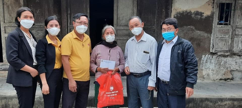Kết hợp với việc tổ chức Ngày hội, Mặt trận các cấp cũng dành các phần quà ý nghĩa cho người nghèo trên địa bàn.