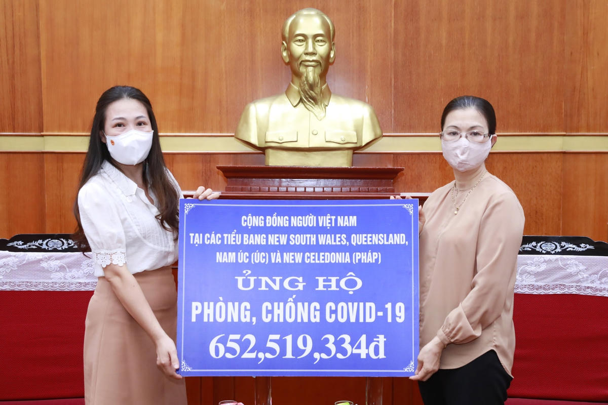 Phó Chủ tịch Trương Thị Ngọc Ánh tiếp nhận ủng hộ từ cộng đồng người Việt Nam sinh sống tại Úc.