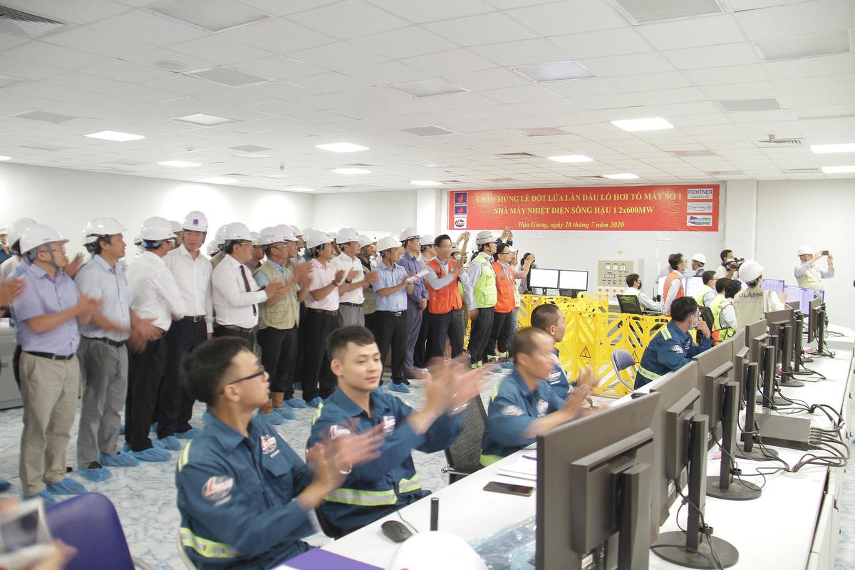 Lãnh đạo PVN, Tổng thầu LILAMA và đại biểu chứng kiến dấu mốc đốt lửa lần đầu Lò hơi Tổ máy số 1 NMNĐ Sông Hậu 1.