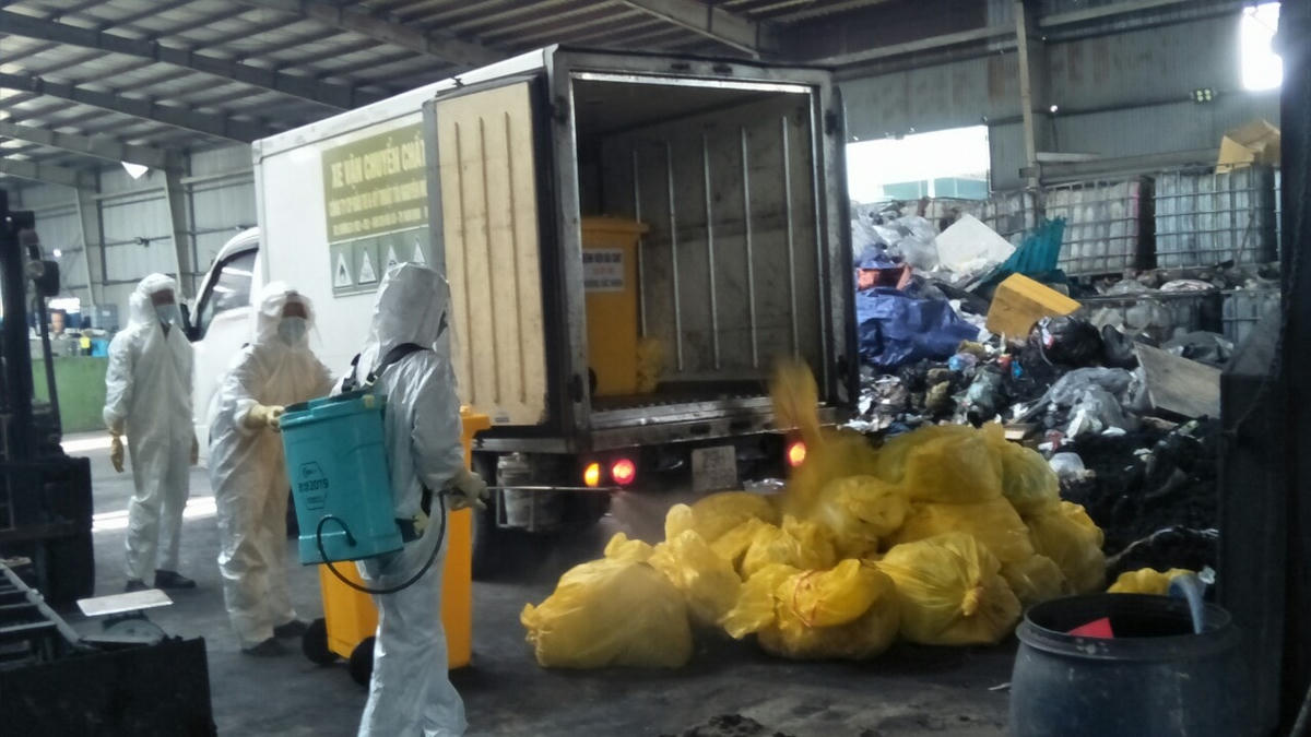 Trước khi được đưa vào lò đốt, toàn bộ vật phẩm tiếp tục được phụn khử khuẩn.