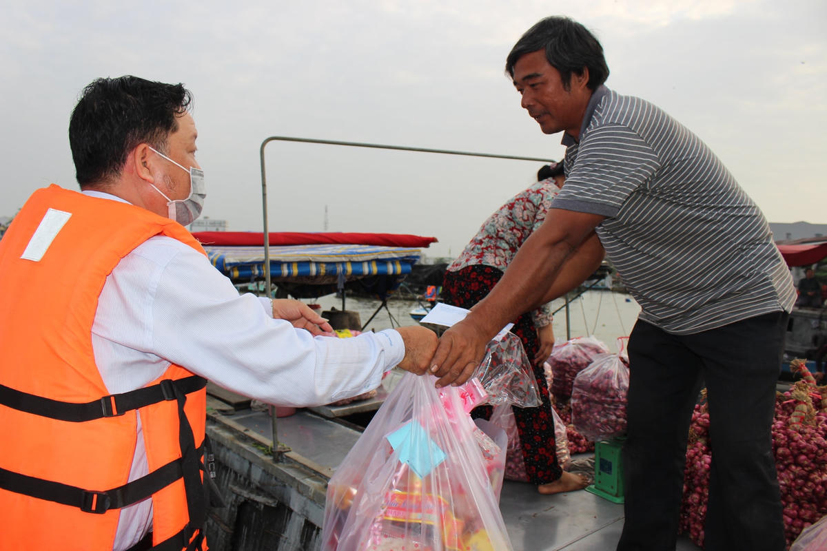 Trao quà cho thương hồ Chợ nổi Cái Răng