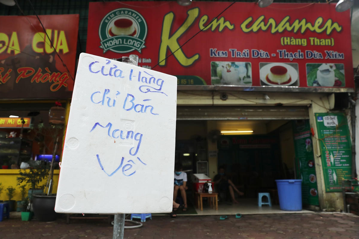 Hàng quán thay đổi cách kinh doanh để chống dịch.