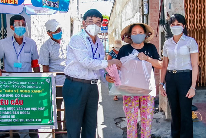 Ông Nguyễn Sỹ Khánh, Chủ tịch UBND TP. Nha Trang, trao quà cho các hộ dân gặp khó khăn do dịch Covid-19.