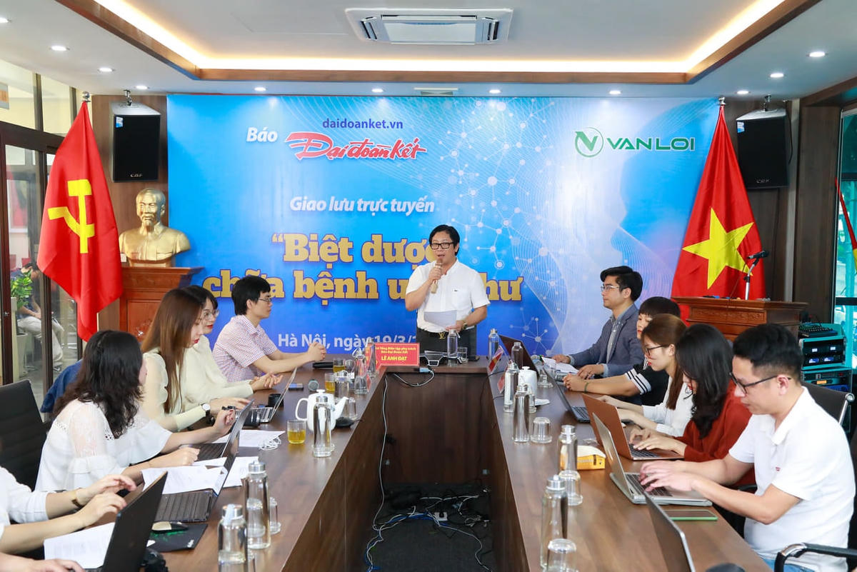 Nhà báo Lê Anh Đạt, Phó Tổng Biên tập Phụ trách báo Đại Đoàn Kết phát biểu tại buổi giao lưu. Ảnh: Quang Vinh.