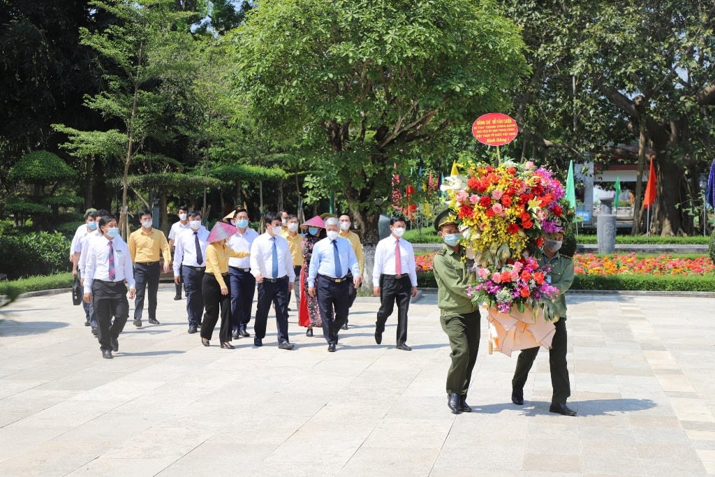 Trong chuyến làm việc tại Nghệ An, Chủ tịch Đỗ Văn Chiến cùng đoàn công tác đã dâng hoa, dâng hương tại Khu di tích Kim Liên và đền Chung Sơn - Đền thờ gia tiên Chủ tịch Hồ Chí Minh, xã Kim Liên (huyện Nam Đàn, tỉnh Nghệ An).