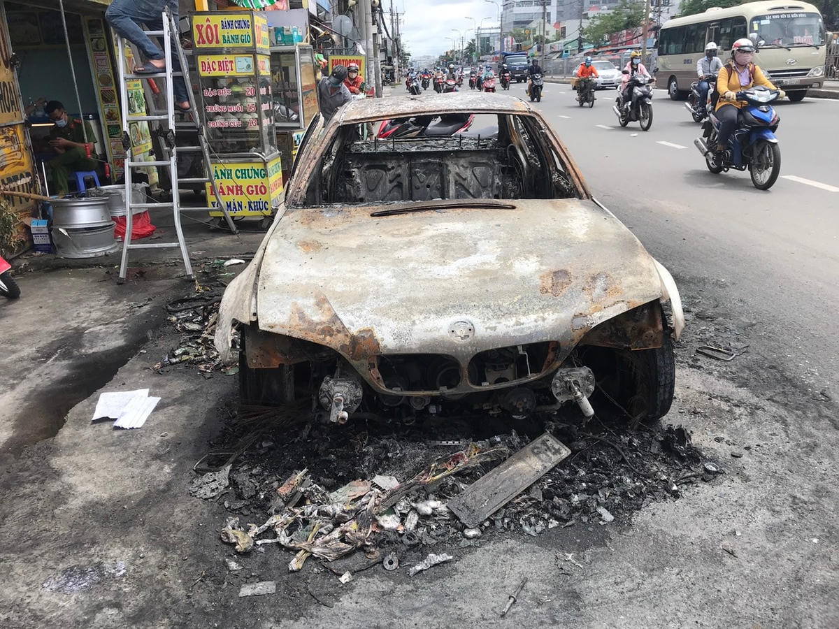Xe ô tô hiệu BMW bị cháy rụi trơ khung.