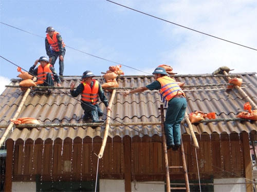 Tổ chức chằng chống, gia cố nhà cửa hạn chế thiệt hại do bão.