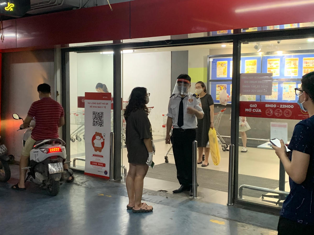 Một người dân được đề nghị quay lại xếp hàng chờ đến lượt.