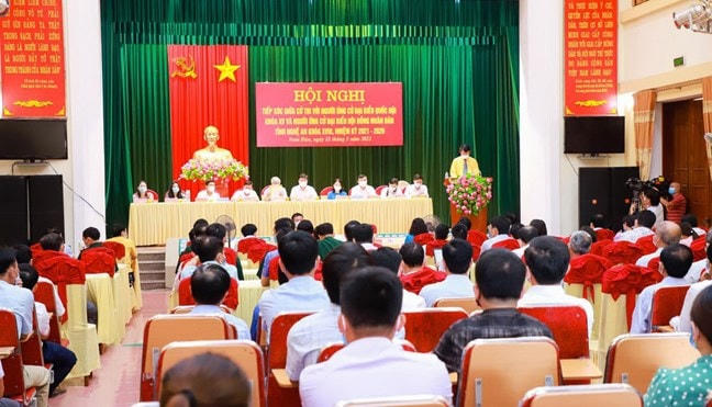 Toàn cảnh cuộc tiếp xúc cử tri với các ứng cử viên. Ảnh: Thành Duy - Báo Nghệ An.  