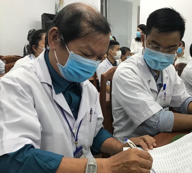  Bác sĩ Đặng Tuấn Hải, Trưởng Đoàn thể hiện quyết tâm trước khi xe chuyển bánh.