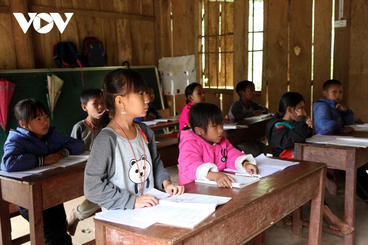 Dù còn nhiều khó khăn, nhưng các thầy, cô giáo nơi đây vẫn đang nỗ lực từng ngày để bám bản, bám lớp, nâng cao chất lượng giáo dục tại địa phương.  