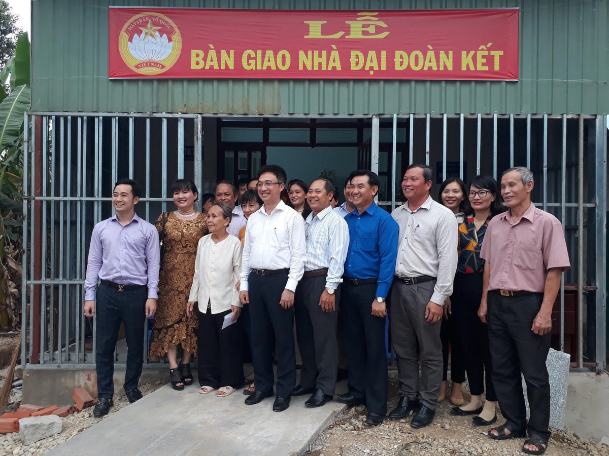 "Tôi luôn muốn dành sự đầu tư phát triển cho những vùng nông thôn hẻo lánh và giúp người nghèo khó", bà Phương chia sẻ. Ảnh chụp tại một lễ bàn giao nhà đại đoàn kết cho người nghèo, trước thời điểm năm 2020. 