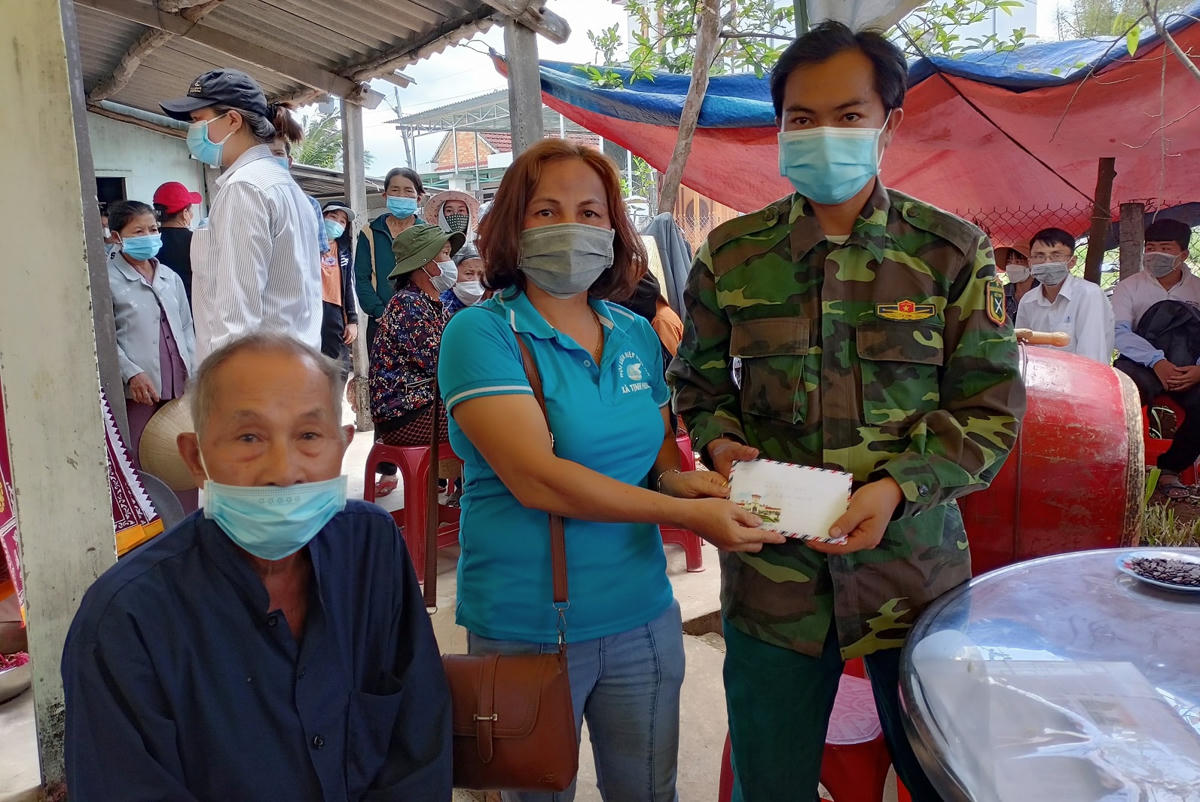 Hội LHPN xã Tịnh Phong trao số tiền 15 triệu đồng cho gia đình em Tuấn.