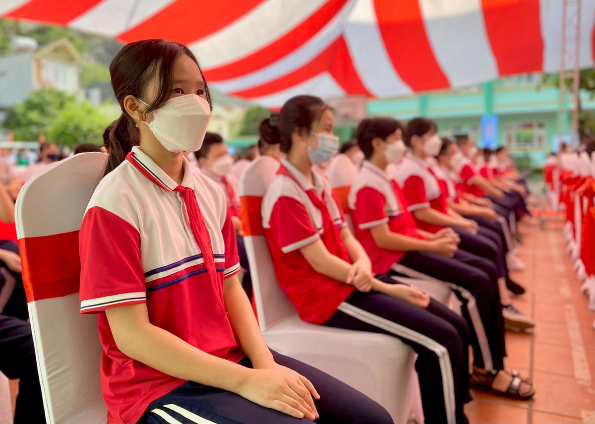 Tại lễ phát động, gần 150 trẻ em là học sinh lớp 6, trường THCS Trần Quốc Toản (TP Hạ Long, Quảng Ninh) được tiêm vaccine phòng chống Covid-19. Đây là những trẻ em đầu tiên của cả nước ở nhóm tuổi từ 5 đến dưới 12 tuổi được tiêm vaccine Covid-19.