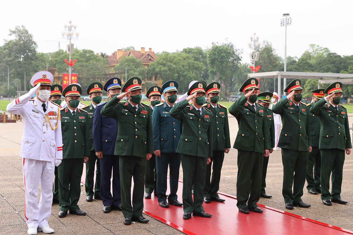 Đoàn đại biểu Quân đội nhân dân Việt Nam viếng Chủ tịch Hồ Chí Minh. Ảnh: VGP/Nhật Bắc.