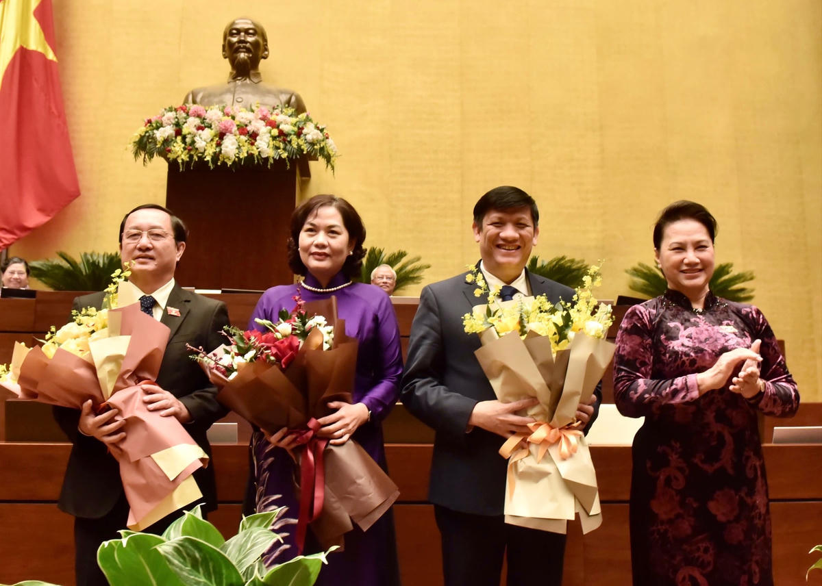 Chủ tịch Quốc hội Nguyễn Thị Kim Ngân chúc mừng các tân Bộ trưởng Bộ Khoa học và Công nghệ, Bộ trưởng Bộ Y tế, Thống đốc Ngân hàng Nhà nước Việt Nam. Ảnh: VGP.
