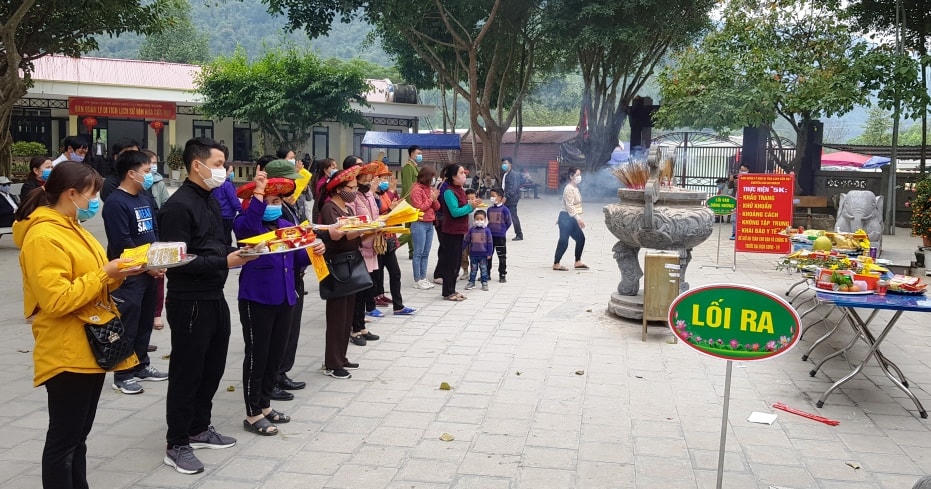 Mỗi lượt chiêm bái, dâng hương tại đền Cửa Đặt của du khách không được tụ tập quá 30 người.