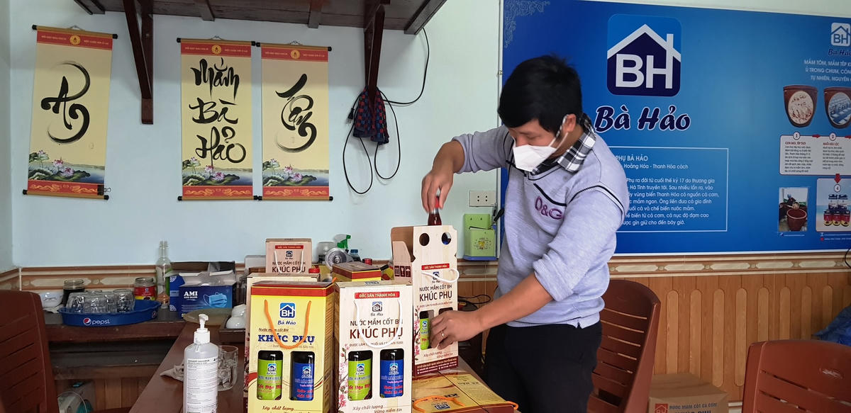 Cơ sở sản xuất nước mắm mang thương hiệu Bà Hảo. Đây đang là thời gian cao điểm như dịp giáp Tết, sản lượng tiêu thụ tăng lên khoảng 3.000 đến 4.000 lít/tháng, mang lại doanh thu bình quân cho gia đình bà Hảo khoảng từ 50 - 70 triệu đồng/tháng.